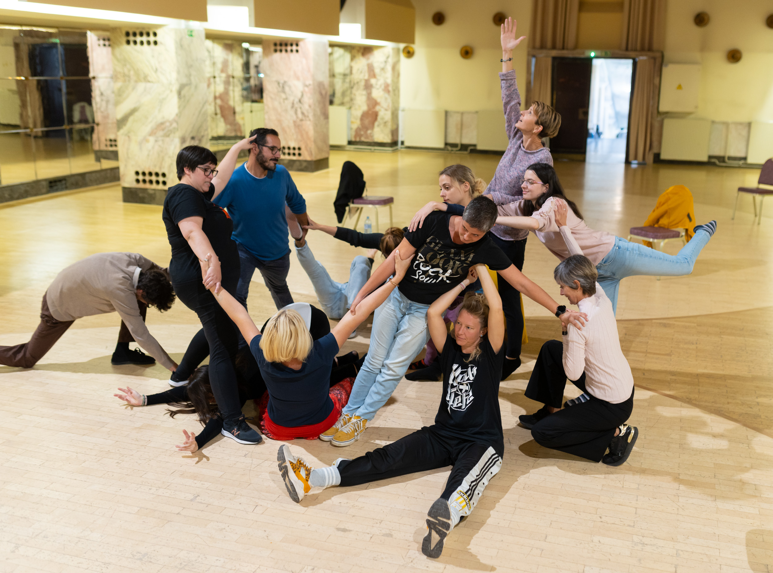 Slika strokovnih delavcev VIZ na plesni delavnici